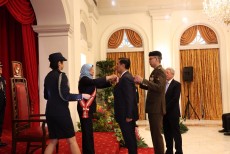 Luhut Terima Bintang Darjah Utama Bakti Cemerlang dari Presiden Singapura