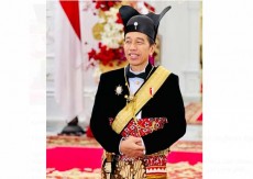 Jokowi Kenakan Pakaian Panglima Raja Pakubuwono Hadiningrat saat Upacara Detik-detik Proklamasi