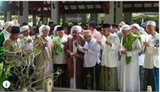 Habib Umar bin Hafidz Ziarah Makam KH Hasyim Asyari