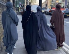 Setelah Hijab, Prancis Larang Muslimah Pakai Abaya di Sekolah