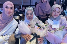 Inspiratif, Ibunda Oki Setiana Dewi Jadi Wisudawan Hafidz Qur'an Tertua di Usia 59 Tahun