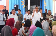 Presiden Jokowi Salurkan Bantuan Pangan kepada Masyarakat