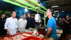Tinjau Komoditas Pangan di Pasar Jatinegara, Jokowi: Harga Masih Baik