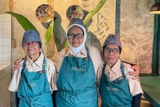 Pekerjakan Lansia, Kafe Uma Oma Hadir sebagai Obat Rindu Para Cucu