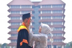 Doa dan Puasa Sang Ibu Antar Mujab Berhasil Kuliah di UI hingga LSE Inggris
