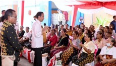 Presiden Cek Stok Beras dan Bagikan Bantuan Pangan CBP di Kabupaten Nagekeo