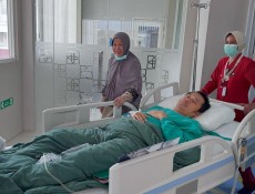 Ketiban Motor 220 Kg, Hanung Bramantyo Jalani Operasi Patah Tulang