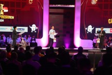 Romantis, Gibran Ucapkan Selamat Hari Ibu dengan Finger Heart ala Korea