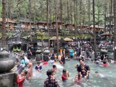 Libur Akhir Tahun, Wisatawan Penuhi Kolam Renang Air Panas Guci Forest di Tegal