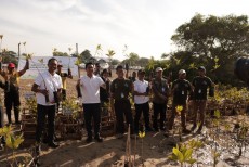 Antisipasi Perubahan Iklim, PT Sarana Multi Infrastruktur dan LMI Berkolaborasi Tanam 10.000 Mangrove