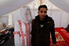 Pembantaian Tak Kunjung Berhenti, Pasangan Gaza Gelar Pernikahan di Tenda Pengungsian