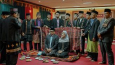 Pakai Hijab, Kahiyang Ayu Dampingi Bobby Nasution Terima Anugerah Tokoh Nasional