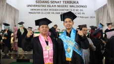 Kisah Bapak dan Anak Wisuda Bareng di UIN Walisongo Semarang