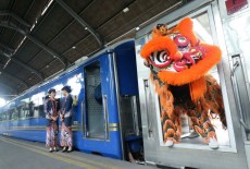 Tahun Baru Imlek, Penumpang Kereta di Stasiun Surabaya Gubeng Dihibur Barongsai