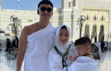 Umrah Bareng Keluarga, Nikita Willy Sa'i dan Tawaf Sambil Gendong Baby Issa yang Tertidur