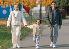 Pulang Kantor, Ditto Disambut Pemandangan Adem: Istri Ngaji, Anak Shalat