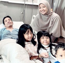 Desta Sakit DBD, Natasha Rizky dan Tiga Anaknya Datang Menjenguk