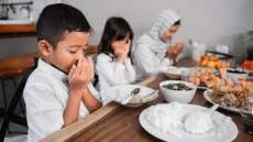Orang Tua Perlu Tahu, 6 Cara Melatih Anak Berpuasa Pertama Kali