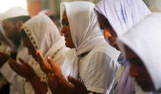 Untuk Kepentingan Ibadah, Bangladesh Izinkan Komunitas Transgender Hijra Masuk Mesjid