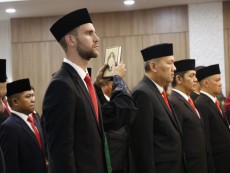 Pakai Peci, Kiper Belanda Maarten Paes Sah Jadi WNI