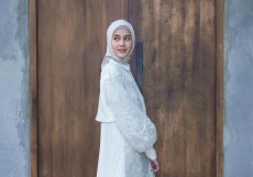 4 Gaya Cantik Paula Verhoeven Kenakan Jilbab, Netizen: Vibesnya Positif dan Adem