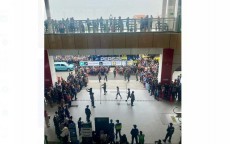 Bobotoh Sambut Tim Persib di Stasiun Whoosh Padalarang, Penjagaan Sempat Runtuh