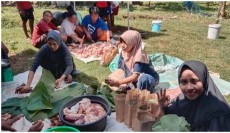 Dukung Zero Waste, Fatayat NU Bawean Gunakan Daun Jati dan Besek untuk Wadah Daging Kurban