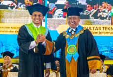 Pesepak Bola Rachmat Irianto Wisuda di Unesa, Jadi Role Model dan Ditawar Beasiswa S-2