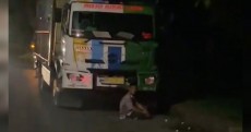 Masya Allah, Polisi Jaga Sopir Truk yang Tengah Shalat di Pinggir Jalan Tol