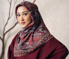 Prediksi Tren Fesyen 2025, Dian Pelangi: Didominasi Jaket dan Outerwear