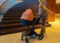 Syahrini Momong Baby R Pakai Stroller Mewah yang Harganya Fantastis