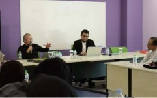 Kuliah Tamu di UINSA, Prof. Cyril Hovorun: Politisasi Agama Sumber Konflik yang Merusak