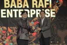 Ciptakan Iklim Ekonomi Melalui Inovasi dan Kreativitas, Baba Rafi Enterprise Raih Penghargaan