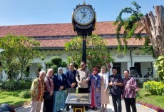 Sejarah FK Unair Terangkum dalam Monumen Kebersamaan Jam 4 Sisi