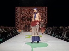 Indahnya Harmoni Karya Fenny Saptalia di Fashion Show JMFW 2025