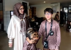 Nikita Mirzani Umrah Ajak Dua Anaknya, Ibadah Sekaligus Kenalkan Kisah-Kisah Nabi