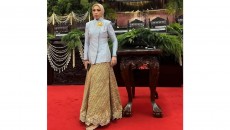 Outfit Melly Goeslaw yang Elegan saat Hadir di Pelantikan Presiden - Wapres