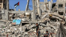 Viral! Gadis Palestina Gendong Adik yang Terluka di Tengah Konflik Gaza, Berjalan 1 Jam Demi Pengobatan