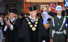 Wisuda 576 Mahasiswa, UWKS Fokus pada Internasionalisasi dan Prestasi