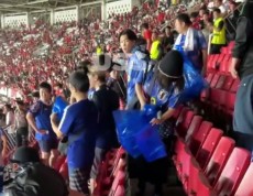 Viral Aksi Suporter Jepang Bebersih Sampah di Stadion GBK Usai Pertandingan, Warganet: Respek!