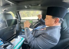 Asyiknya Prabowo Nonton Laga Indonesia vs Arab Saudi Lewat Ponsel