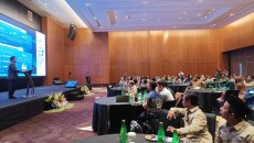 Wamen Komdigi Nezar Patria Lantik Pengurus AMSI Jatim 2024-2028