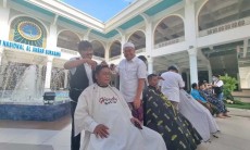 Libatkan 50 Penata Rambut, 240 Jamaah Ikuti Potong Gratis di Masjid Al-Akbar Surabaya