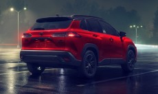 Toyota Buat Kejutan, Corolla Cross 2025 Hadir dengan Warna Khas Mazda