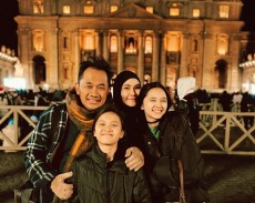 Pulang Umrah, Hanung Bramantyo dan Zaskia Adya Mecca Ajak Anak ke Vatikan di Malam Natal