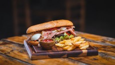 Geger Gerai di Malaysia Jual Roti Daging Ham Berlogo Halal Palsu