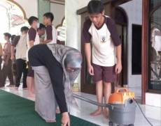 Sambut Ramadhan, Siswa Lintas Iman di Jombang Bersihkan Rumah Ibadah