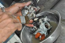 Nggak Perlu Lagi ke Bengkel, Begini Cara Mengatasi Karburator Motor yang Banjir