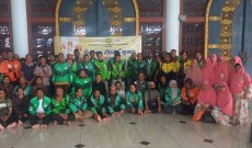 Muslimah Masjid Al-Akbar Surabaya Bagikan Paket Sembako untuk Ratusan Driver Ojol