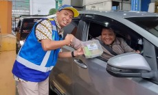 Syiar Ramadhan, PT Jasamarga Transjawa Tol Bagikan Seribu Takjil di Gerbang Wilayah Trans Jawa